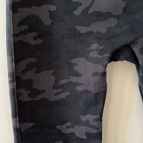 SPANX Camo seamless leggings in black camo small - Picture 4 of 6